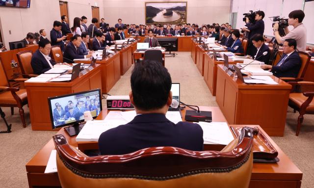 14일 오전 열린 국회 농림축산식품해양수산위원회의 수산업협동조합중앙회 해양환경공단 해양수산과학기술진흥원 등의 국정감사에서 더불어민주당 소속 어기구 위원장과 의원들이 출석한 기관 대표의 업부보고를 경청하고 있다 사진연합뉴스