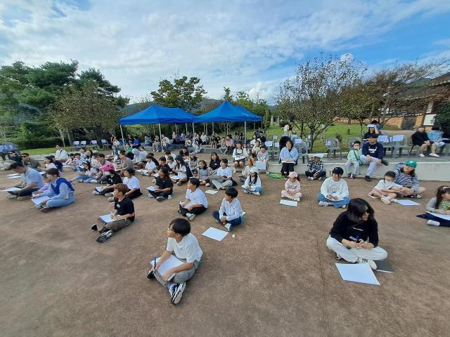 한글날 맞이 ‘한창기 선생 기념’ 행사에서 한글왕 도전 골든벨 참가자들이 문제를 풀고 있다 사진순천시