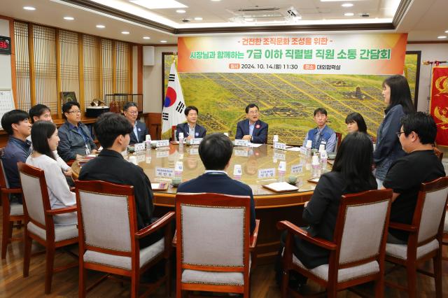 주낙영 경주시장이 14일 시청 대외협력실에서 축산·수의 등의 소수 직렬 직원들과 허심탄회한 대화 시간을 갖고 있다 사진경주시