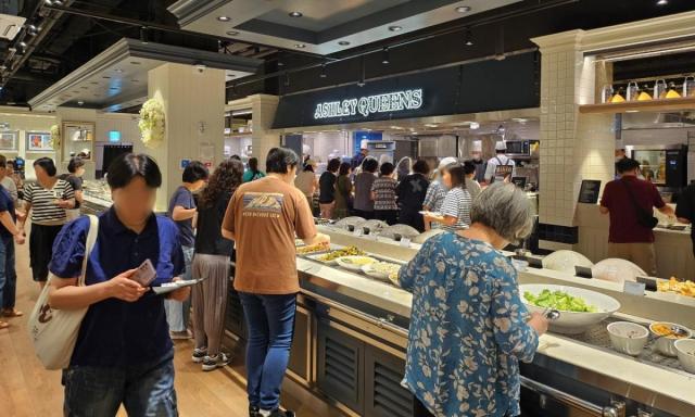 Một nhà hàng buffet tại thành phố Yong-in đông đúc thực khách ẢnhE-Land Eats