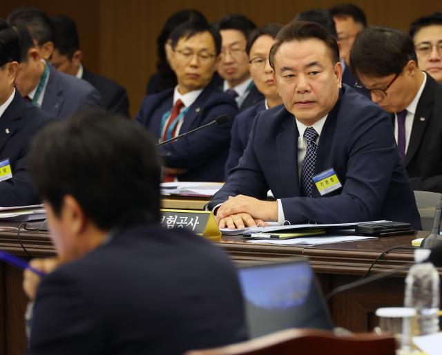 14일 오후 부산 국제금융센터에서 열린 정무위원회 예금보험공사 한국자산관리공사 한국주택금융공사 신용보증기금에 대한 국정감사에서 유재훈 예금보험공사예보 사장이 답변하고 있다 사진 연합뉴스