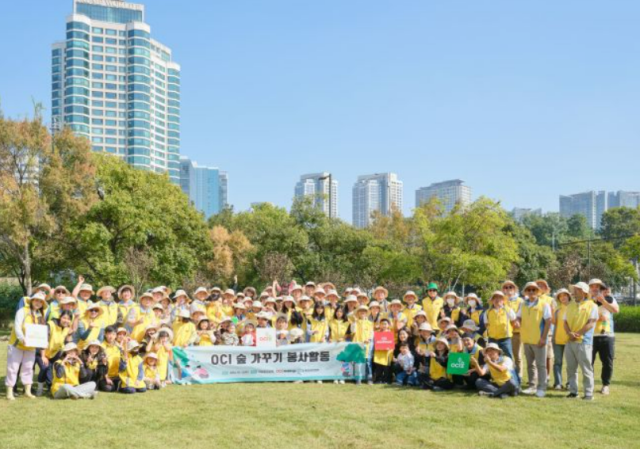 OCI그룹 임직원들이 지난 12일 OCI 숲 가꾸기 행사 이후 기념촬영을 하고 있다 사진OCI홀딩스
