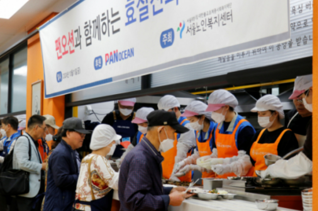 지난 11일 종로구 서울노인복지센터에서 팬오션 임직원들이 배식 봉사활동을 진행하는 모습 사진팬오션
