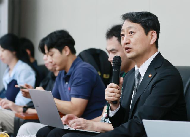 안덕근 산업통상자원부 장관이 14일 정부세종청사 산업부 기자실에서 간담회를 진행하고 있다 사진산업통상자원부