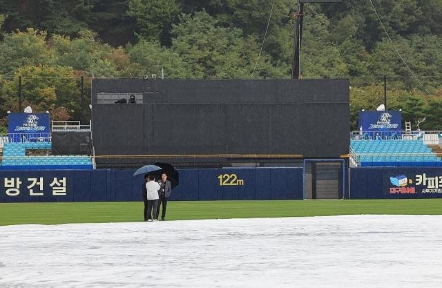 14일 2024 신한 SOL뱅크 KBO 포스트시즌 플레이오프 2차전 LG 트윈스와 삼성 라이온즈의 경기가 열리는 대구 삼성라이온즈파크에 방수포가 깔려 있다 사진연합뉴스