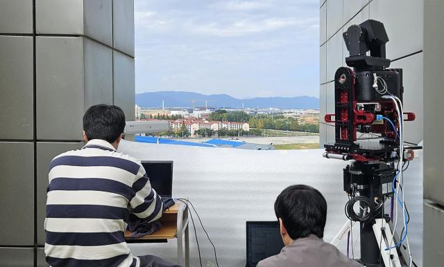 한화시스템이 광주과학기술원 고등광기술연구소에서 ISL 중거리 통신 시험을 수행하고 있는 모습사진한화시스템