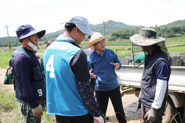 강진원 강진군수가 외국인 계절근로자들의 작업 현장을 방문해 애로사항을 듣고 향후 계절근로 프로그램 확대 방안에 대해 이야기를 나누고 있다사진강진군