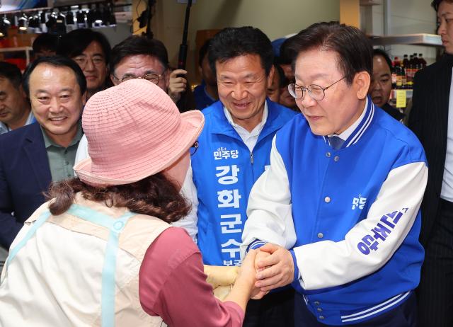 이재명 더불어민주당 대표가 12일 오후 인천시 강화군 외포항 젓갈 수산물 직판장에서 한연희 강화군수 보궐선거 후보의 지지를 호소하고 있다 사진연합뉴스