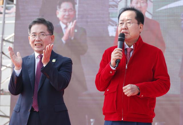 홍준표 대구시장이 8일 대구 군위군 군위종합운동장에서 열린 군위군민체육대회에서 김진열 군위군수왼쪽와 함께 인사말을 하고 있다 사진연합뉴스