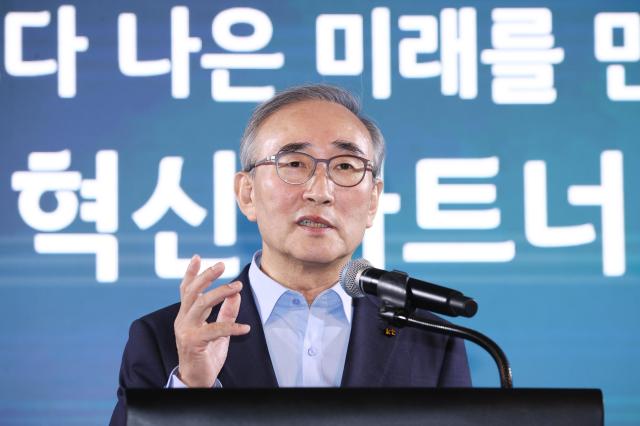 김영섭 KT 대표가 지난 10일 오전 서울 중구 노보텔 앰배서더 호텔에서 열린 AICT인공지능+정보통신기술 사업전략 기자간담회에서 인사말을 하고 있다 사진연합뉴스