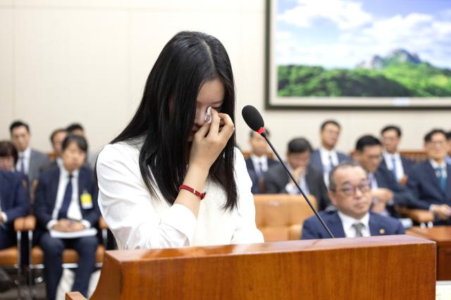 뉴진스 하니가 15일 서울 여의도 국회에서 열린 환경노동위원회 국정감사에서 눈물을 닦고 있다 20241015 사진국회사진기자단
   