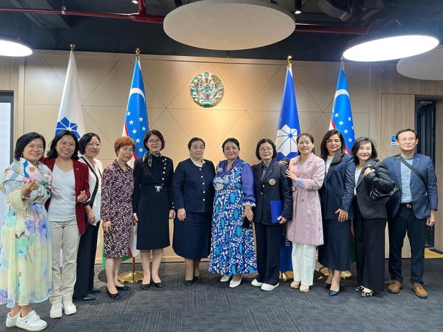 한국여성발명협회 대표단이 마흐카모프 우즈베키스탄 부총리와 간담회에서 기념촬영 하고 있다 사진한국여성발명협회