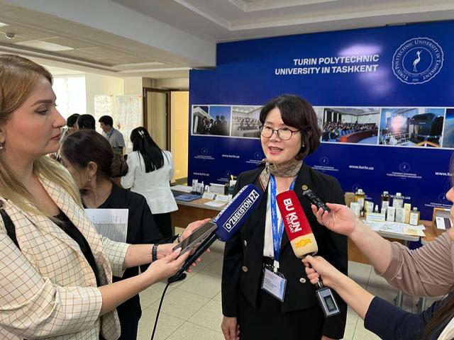 김순선 한국여성발명협회 회장이 우즈베키스탄 국영방송과 인터뷰를 하고 있다 사진한국여성발명협회