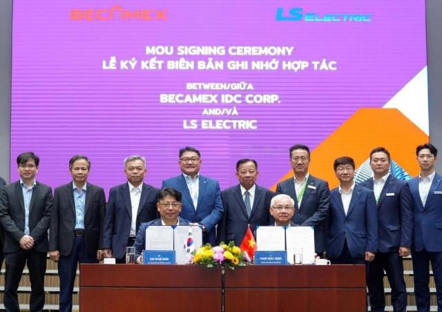 Chủ tịch LS Electric Koo Ja-kyun hàng sau thứ tư từ trái sang Chủ tịch Becamex Nguyễn Văn Hùng hàng sau thứ năm từ trái sang Giám đốc Khối Kinh doanh Toàn cầu của LS Electric Cho Wook-dong phía trước bên trái và Tổng Giám đốc Becamex Phạm Ngọc Thuận hàng trước bên phải cùng các đại biểu chụp ảnh lưu niệm sau khi ký kết MOU ẢnhLS Electric