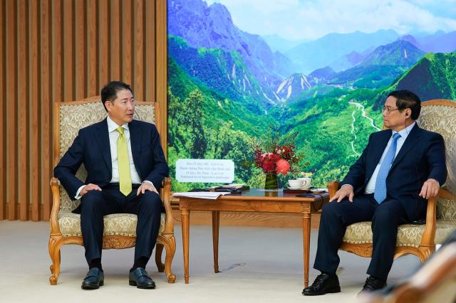 Chairman Cho Hyun-joon left of Hyosung Group discusses cooperation with Vietnam in various sectors with the countrys Prime Minister Pham Minh Chinh Oct 14 2024 Courtesy of Hyosung Group