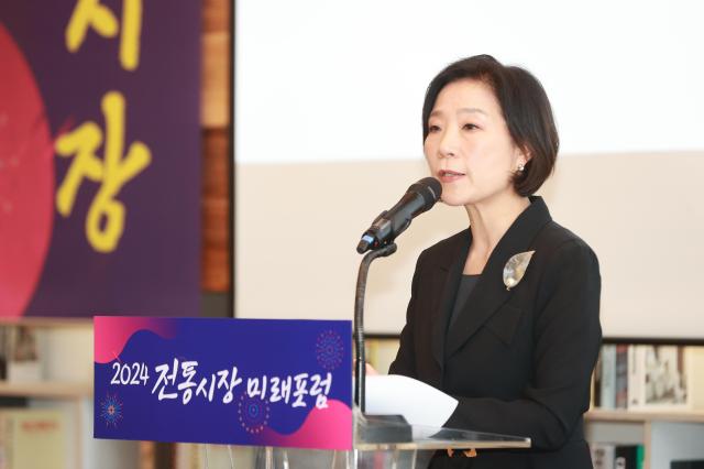 오영주 중소벤처기업부 장관이 15일 서울 중구 커뮤니티하우스 마실에서 열린 2024 전통시장 미래포럼에서 인사말을 하고 있다 사진중소벤처기업부
