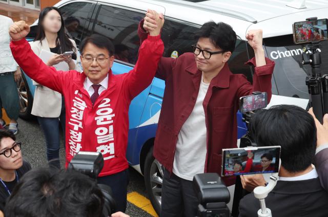 한동훈 국민의힘 대표가 15일 오후 부산 금정구 대한노인회 부산 금정구지회 건물 앞에서 시민들에게 윤일현 금정구청장 보궐선거 후보의 지지를 호소하고 있다 사진연합뉴스