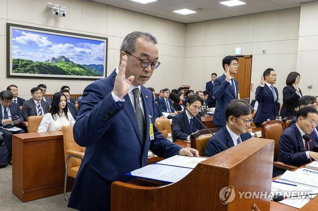 정인섭 한화오션 거제사업장 사장이 15일 오후 서울 여의도 국회에서 열린 환경노동위원회의 경제사회노동위원회 중앙노동위원회 최저임금위원회 등에 대한 국정감사에서 선서하고 있다 사진연합뉴스