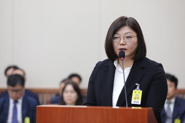 환노위 국정감사서 의원 질의에 답변하는 김주영 대표
김주영 어도어 대표가 15일 서울 여의도 국회에서 열린 환경노동위원회 국정감사에서 의원들의 질의에 답하고 있다 사진국회사진기자단