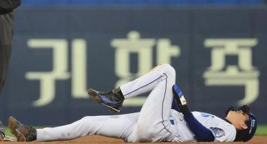 [2024 KBO PO] 구토 투혼 구자욱, 휠체어 신세…삼성 2연승에도 씁쓸