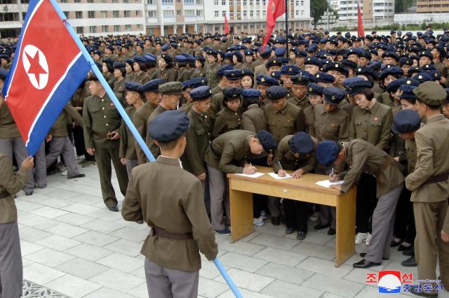 최근 북한이 남한 무인기가 평양 상공에서 대북 전단을 살포했다고 주장하고 남북 연결도로 일부 구간을 폭파하며 긴장감을 높이는 가운데 북한 전역에서 14일과 15일 이틀동안 140만여명에 달하는 청년들과 학생들이 인민군대 입대복대를 탄원하며 그 수가 매일 증가하고 있다고 조선중앙통신이 16일 보도했다 사진연합뉴스