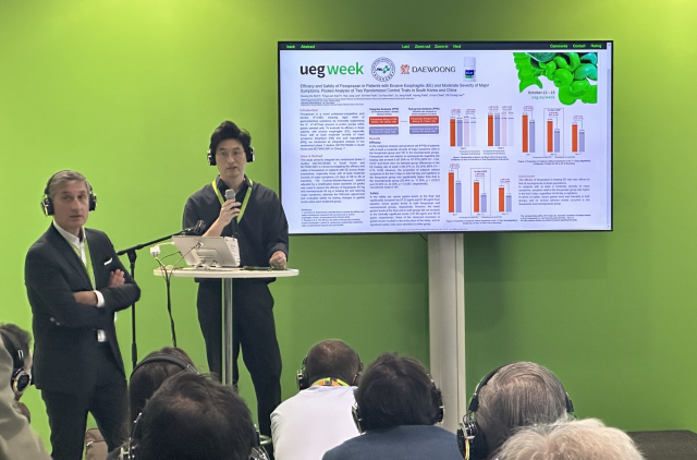 박형 대웅제약 임상연구팀원이 13일현지시간 해외 의료진에 펙수클루 연구 포스터를 소개하고 있다 사진대웅제약