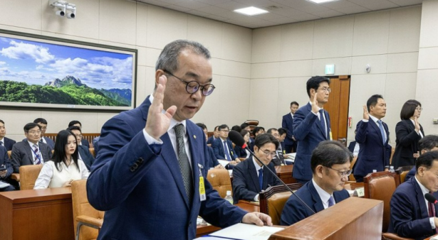 인섭 한화오션 거제사업장 사장이 15일 오후 서울 여의도 국회에서 열린 환경노동위원회의 경제사회노동위원회 중앙노동위원회 최저임금위원회 등에 대한 국정감사에서 선서하고 있다