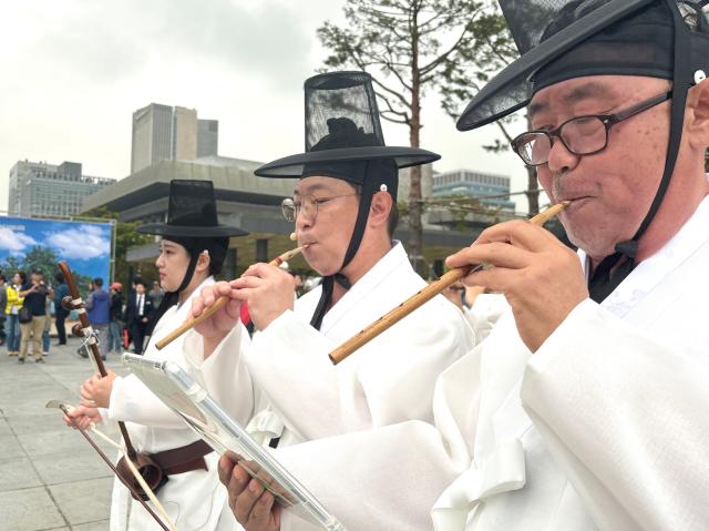 Performers play traditional Korean instruments at the Wow Festival in Gwanghwamun Plaza Seoul on Oct 15 2024 AJP Han Jun-gu