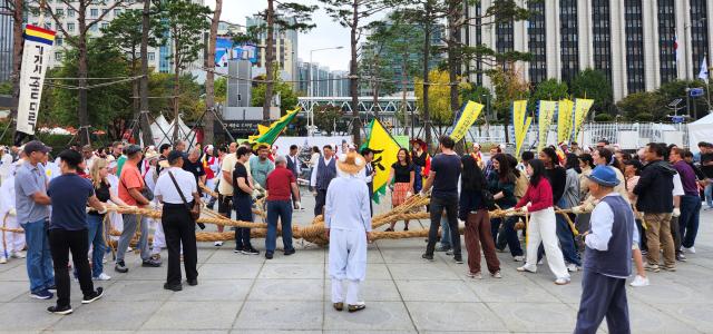 Visitors participate in a traditional tug-of-war performance at the Wow Festival in Gwanghwamun Plaza Seoul on Oct 15 2024 AJP Park Sae-jin