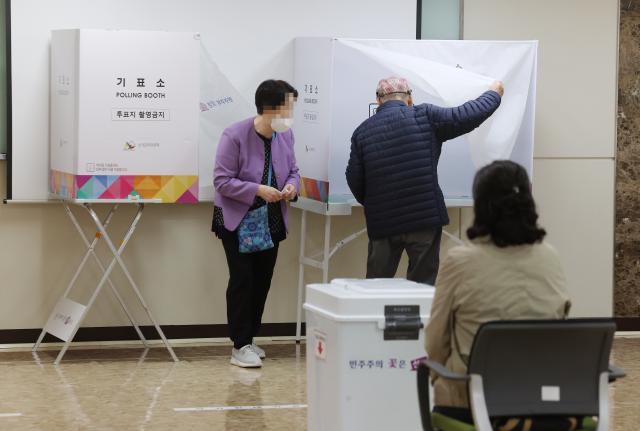 서울시 교육감 보궐선거 본투표가 열린 16일 오전 서울 강남구 국민연금공단 서울남부지역본부에 마련된 투표소에서 시민들이 투표하고 있다 사진연합뉴스