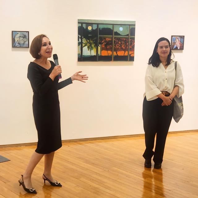 Brazil’s Ambassador to the Republic of Korea Marcia Donner Abreu introduces Patricia Abbot to visitors at the opening ceremony of the arts exhibition Beyond Recollection held at the Brazilian Embassy in central Seoul on Oct 15 AJ Park Sae-jin