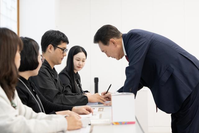 윤석열 대통령이 서울시교육감 보궐선거 투표날인 16일 서울 용산구 용산공예관 투표소에서 본인 확인 뒤 서명하고 있다 사진대통령실