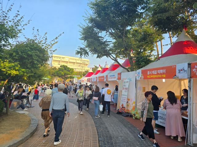 청도반시축제에서 성황리에 운영된 농특산물 판매장 전경사진청도군 