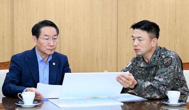 유정복 인천광역시장이 16일 시청 접견실에서 최근 북한의 도발과 관련해 이광섭 육군 제17보병사단장과 인천지역 안보현안을 논의하고 있다 사진인천시