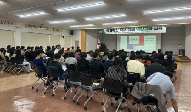 진안군이 16일 공직자 150여명이 참석한 가운데 국가예산 확보를 위한 직원 역량강화 교육을 실시했다사진진안군