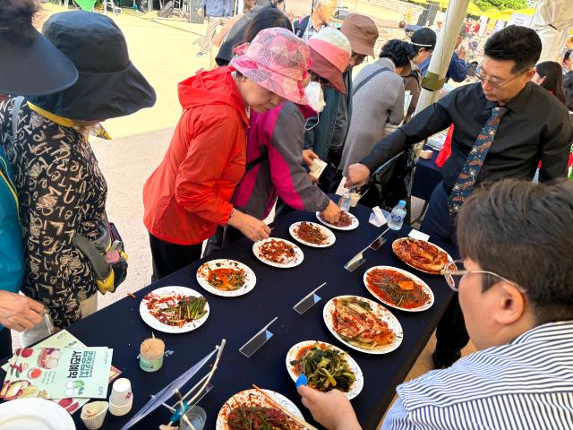 Visitors sample various kimchi dishes at the Korea kimchi-making for the winter Festival in Namsangol Hanok Village Seoul Oct 6 2024 AJP Han Jun-gu