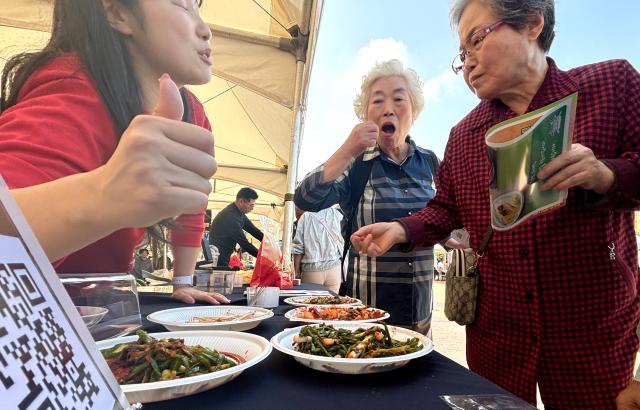 Visitors sample various kimchi dishes at the Korea kimchi-making for the winter Festival in Namsangol Hanok Village Seoul Oct 6 2024 AJP Han Jun-gu