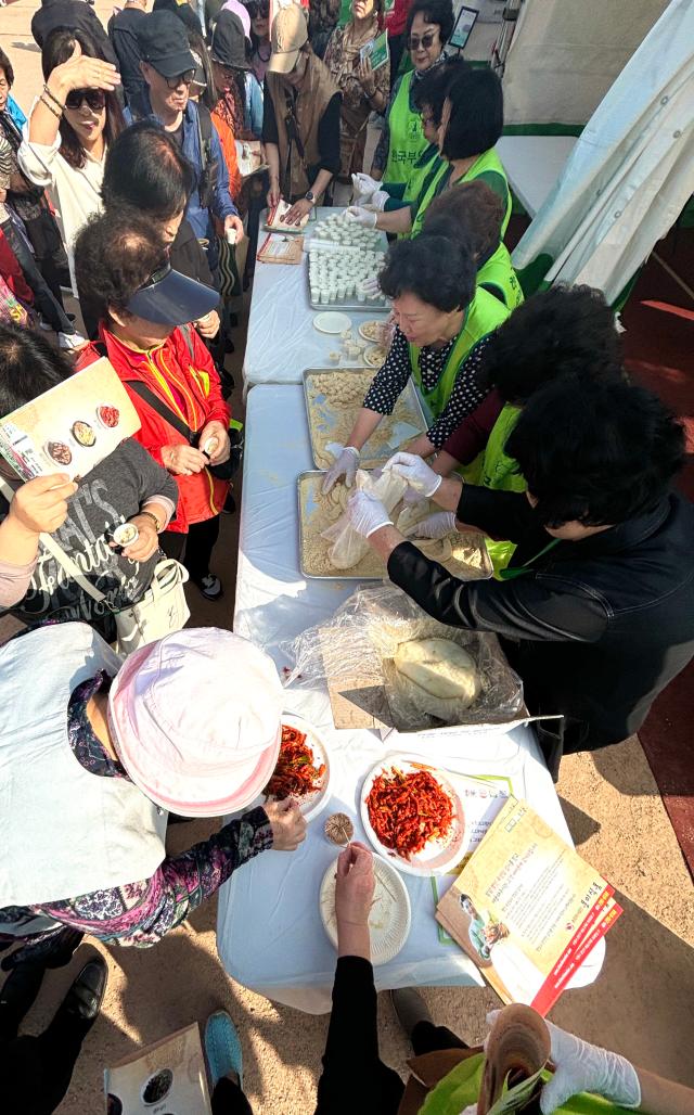 Visitors sample various kimchi dishes at the Korea kimchi-making for the winter Festival in Namsangol Hanok Village Seoul Oct 6 2024 AJP Han Jun-gu