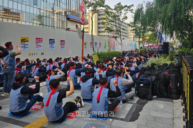 16일 서울 종로구 KT 광화문 사옥 앞에서 KT노조 주최로 일방적 조직 개편 반대 총력 투쟁 결의대회가 진행 중인 모습 사진선재관 기자