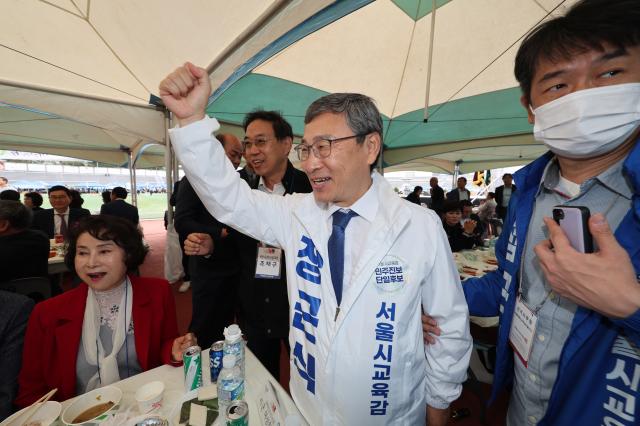 정근식 서울시교육감 후보가 보궐 선거를 사흘 앞둔 13일 오후 서울 용산구 효창공원에서 열린 재경완도군향우회 정기총회 및 한마음축제를 찾아 유세하고 있다 사진연합뉴스