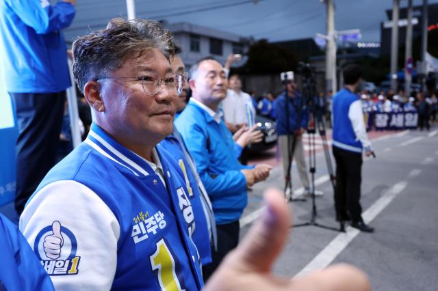 10·16 재보궐선거를 하루 앞둔 15일 오전 전남 영광군 남천사거리에서 더불어민주당 장세일 영광군수 후보가 연설하고 있다 사진연합뉴스