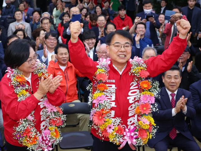 윤일현 국민의힘 금정구청장보궐선거 후보가 16일 오후 부산 금정구 선거사무소에서 당선이 유력해지자 꽃다발을 목에걸고 환호하고 있다 사진연합뉴스