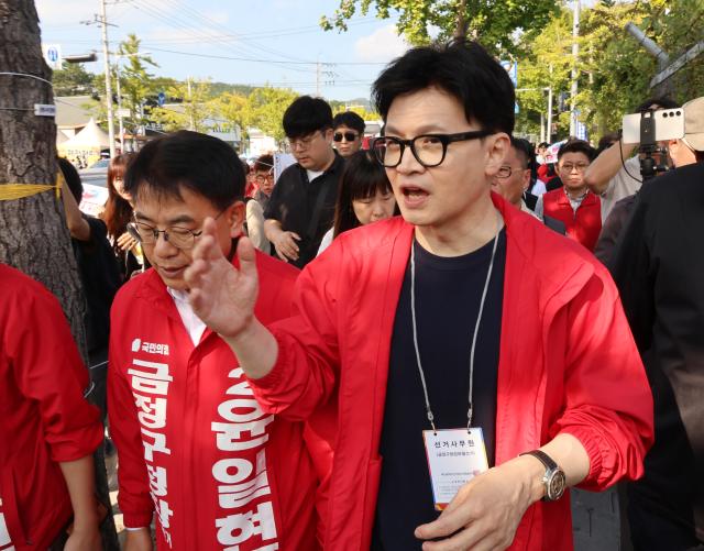 한동훈 국민의힘 대표가 12일 오후 부산 금정구 거리 일대를 걸으며 윤일현 금정구청장 보궐선거 후보와 유세를 펼치고 있다 사진연합뉴스