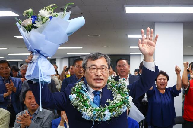 Seouls Education Superintendent candidate Jung Keun-sik rejoices as his victory in the by-election becomes certain at his office in western Seoul on Oct 16 Yonhap Photo