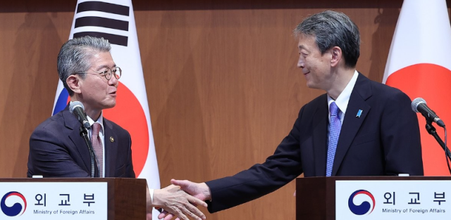 김홍균 외교부 1차관왼쪽 오카노 마사타카 일 외무성 사무차관이 16일 오후 정부서울청사에서 합동 기자회견을 마친 후 인사를 나누고 있다 사진연합뉴스