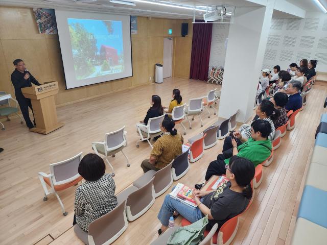 하남시 내 사립작은도서관에서 근무하는 운영자와 자원봉사자 등 실무자들이 ‘2024년 작은도서관 아카데미’를 수강하고 있다 사진하남시