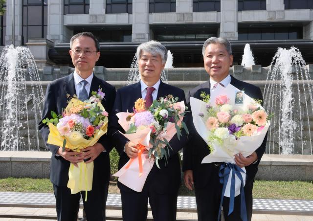 이종석 헌법재판소장과 이영진·김기영 헌법재판관이 17일 서울 종로구 헌법재판소에서 퇴임식을 마친 뒤 포즈를 취하고 있다 사진연합뉴스