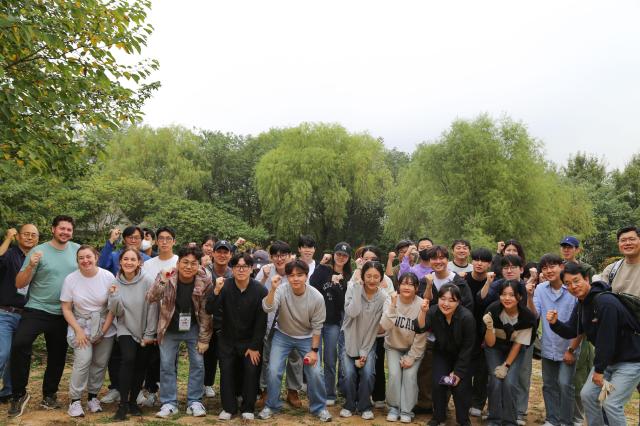 DL이앤씨 직원들이 노을공원에서 도토리 나무심기 행사 기념촬영을 하고 있다사진DL이앤씨