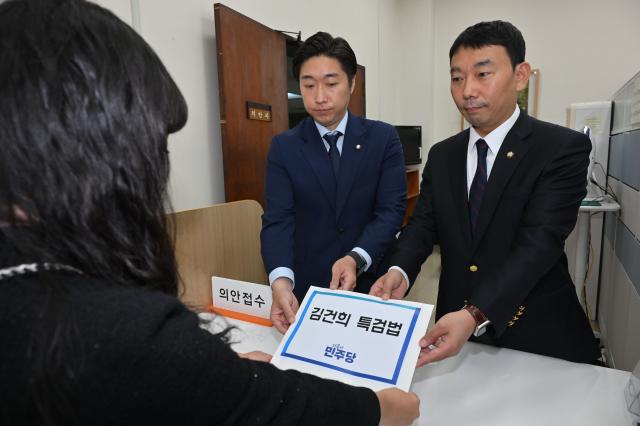 더불어민주당 김용만 원내부대표왼쪽와 김용민 원내정책수석부대표가 17일 국회 의안과에 김건희 여사 특검법안을 제출하고 있다 사진연합뉴스