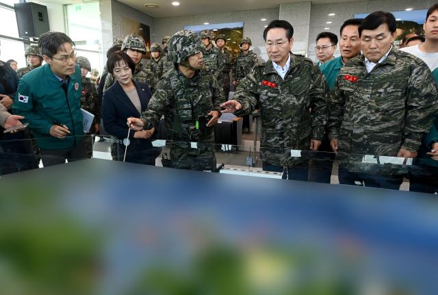 유정복 인천광역시장이 17일 옹진군 연평평화전망대를 찾아 안보상황을 점검하고 있다 사진인천시